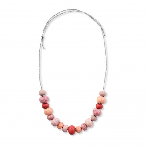 Collier Sifnos avec des perles céramiques multi rouge Poupadou, vu de face