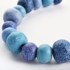 Collier Sifnos avec des perles céramiques multi bleu Poupadou, perles vues de face