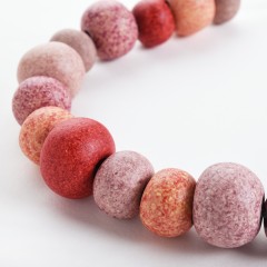 Collier Sifnos avec des perles céramiques multi rose Poupadou, perles vues de face