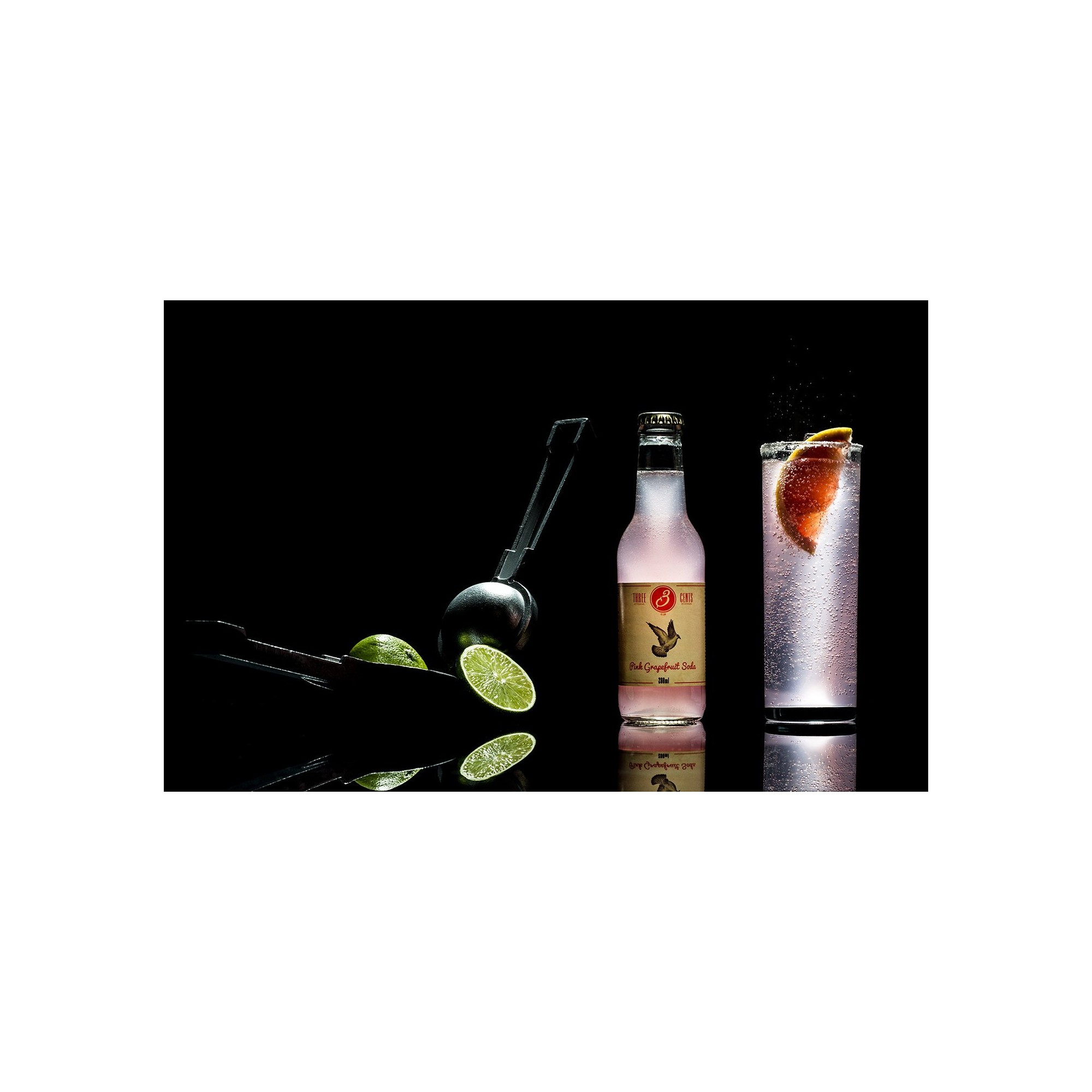 Soda au pamplemousse rose 200ml Three Cents vue de face avec un verre