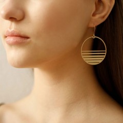 Boucles d'oreilles pendantes - Sunset A FUTURE PERFECT, portées par une femme