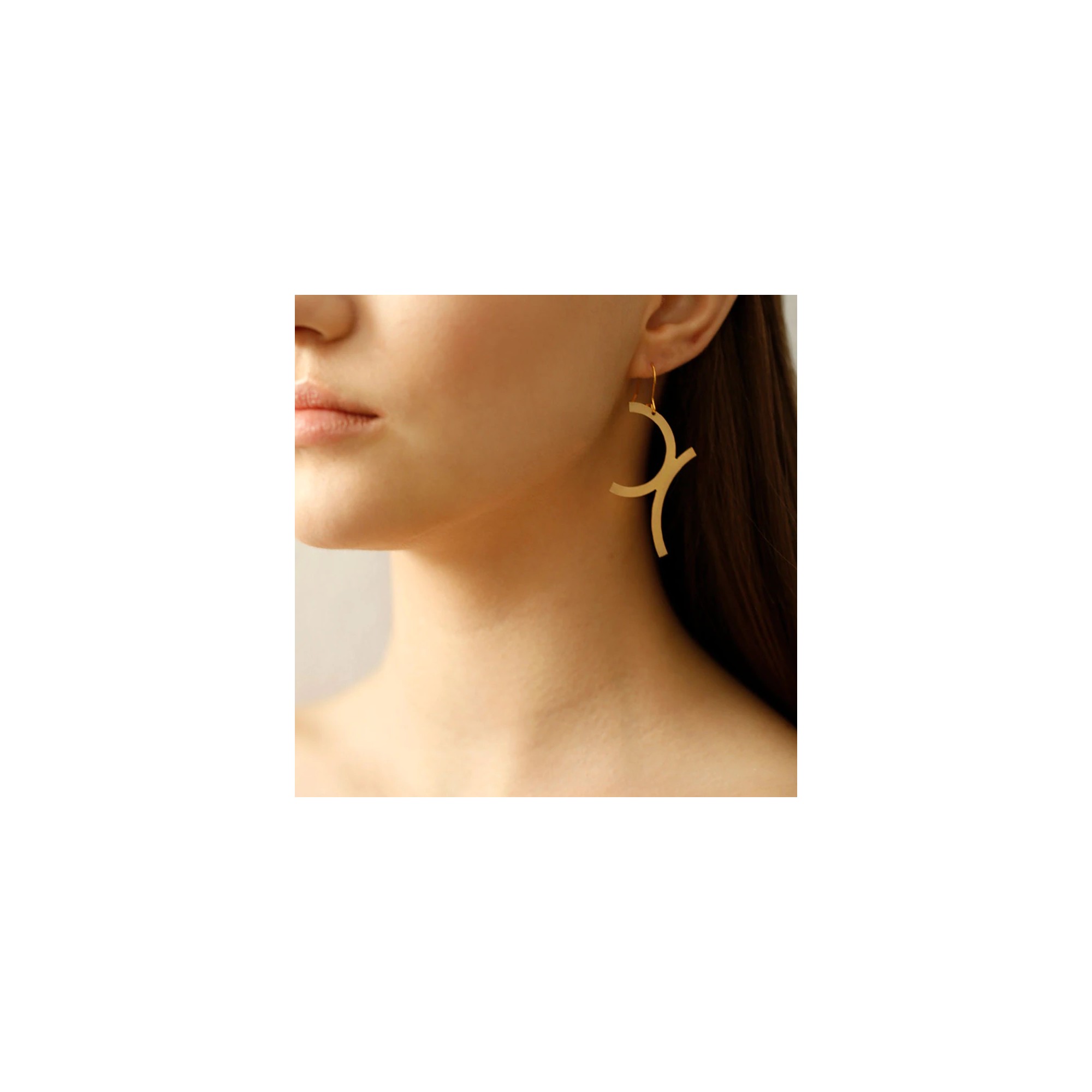 Boucles d'oreilles pendantes - Curves A FUTURE PERFECT, portées par une femme
