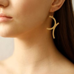 Boucles d'oreilles pendantes - Curves A FUTURE PERFECT, portées par une femme