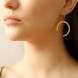 Boucles d'oreilles pendantes - Circle Three Quarters A FUTURE PERFECT, portées par une femme