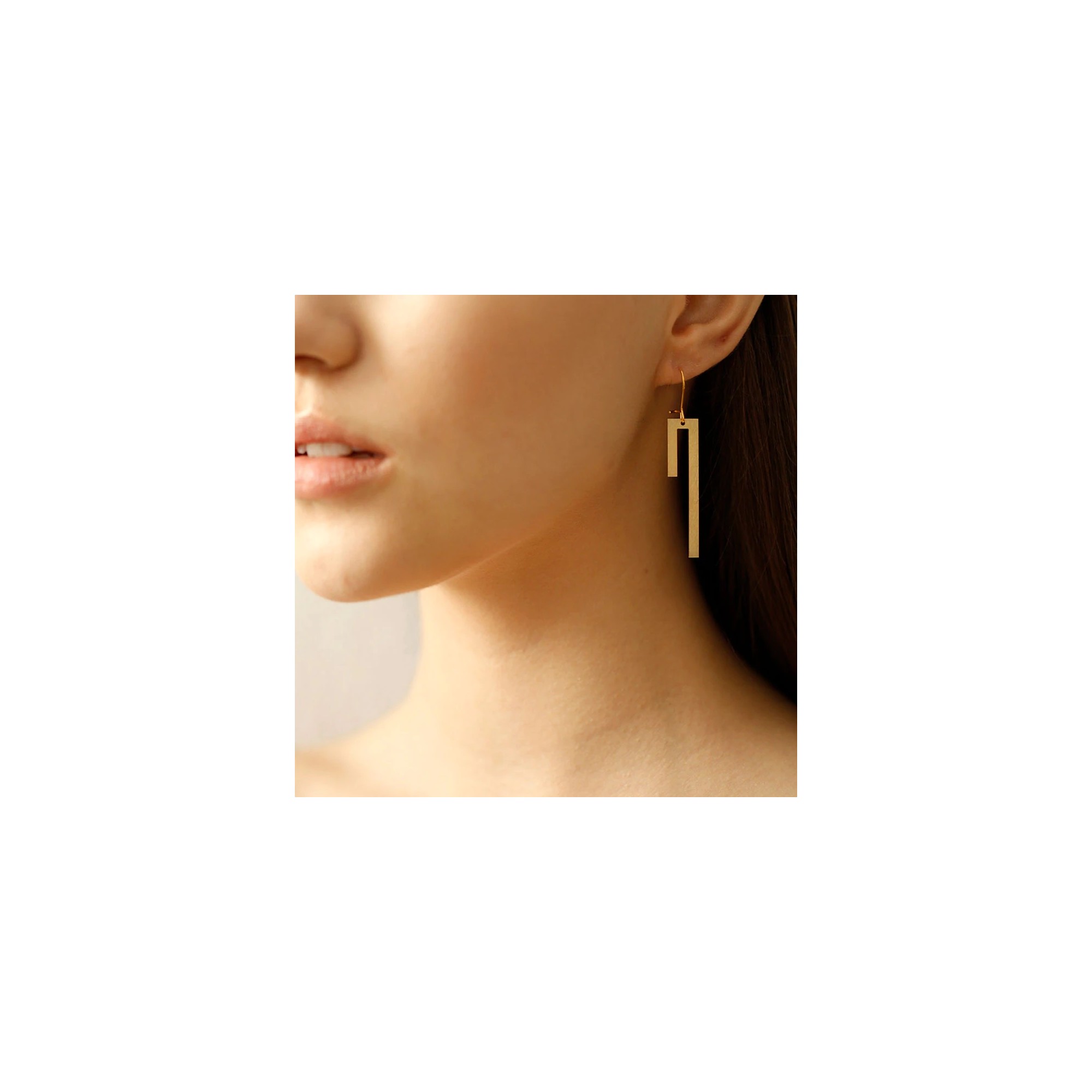 Boucles d'oreilles pendantes - Linear A FUTURE PERFECT portées par une femme
