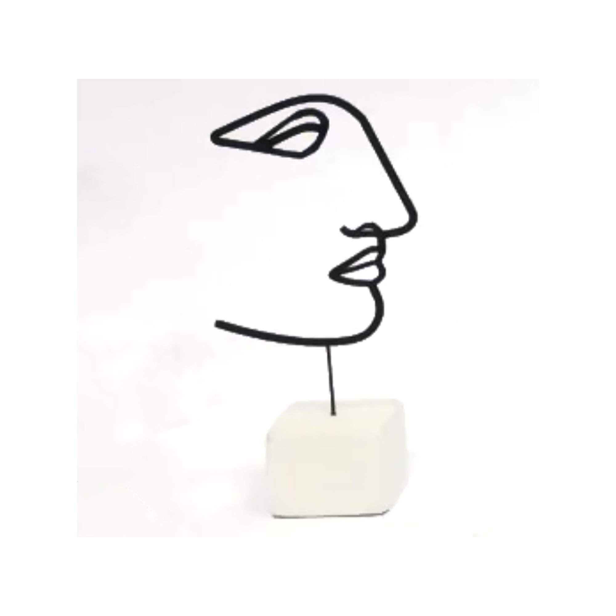 Petite Sculpture Décorative AMAZON AFP, vu de face