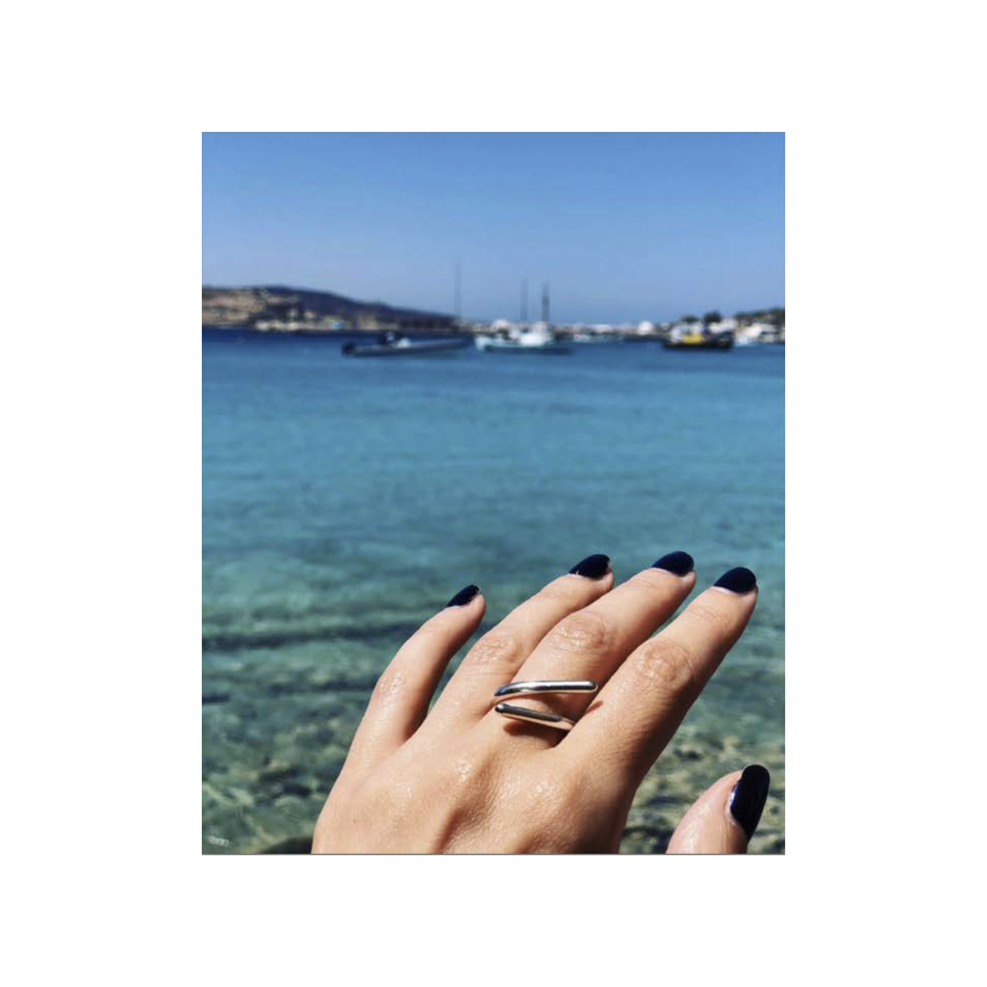 Ασημένιο Δαχτυλίδι Loop A FUTURE PERFECT, φορεμένο