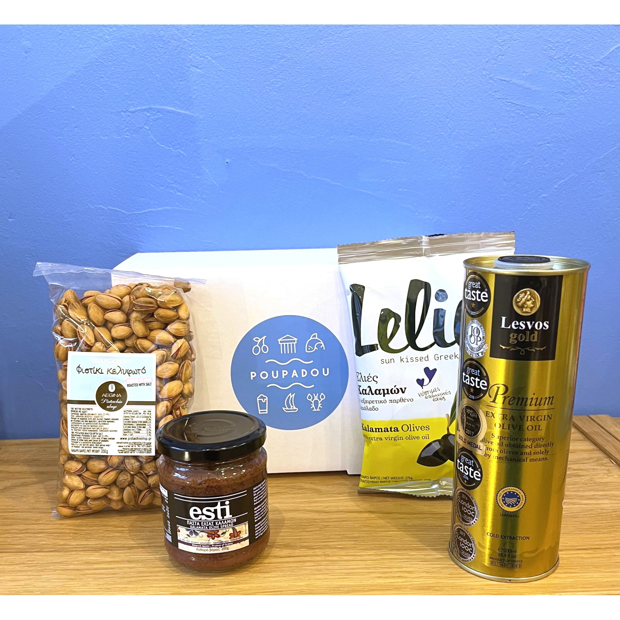 Coffret cadeau "les essentiels" contenant des spécialités grecques traditionnelles et artisanales