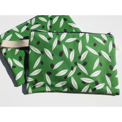 Pochette XL avec Intérieur Imperméable Modern Olive AHGB, vu de face - ambiance