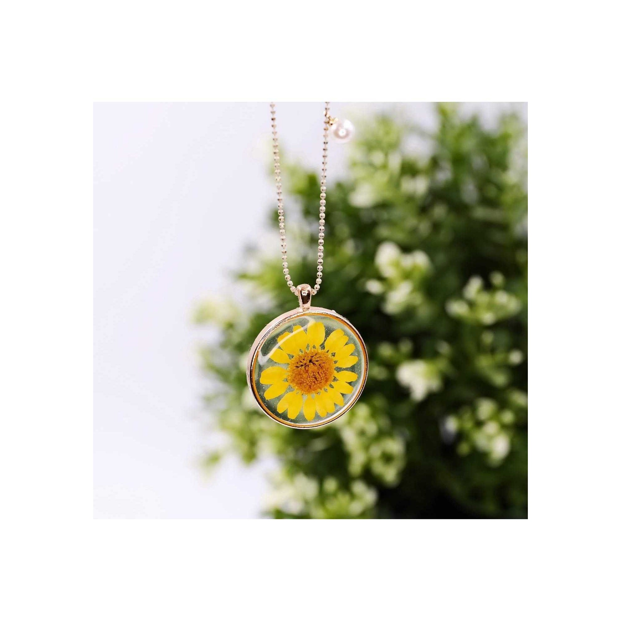 Collier Dried Blossom POUPADOU, vu de face ambiance