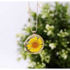 Κολιέ Dried Blossom POUPADOU, κοντινό μπροστινής όψης σε περιβάλλον