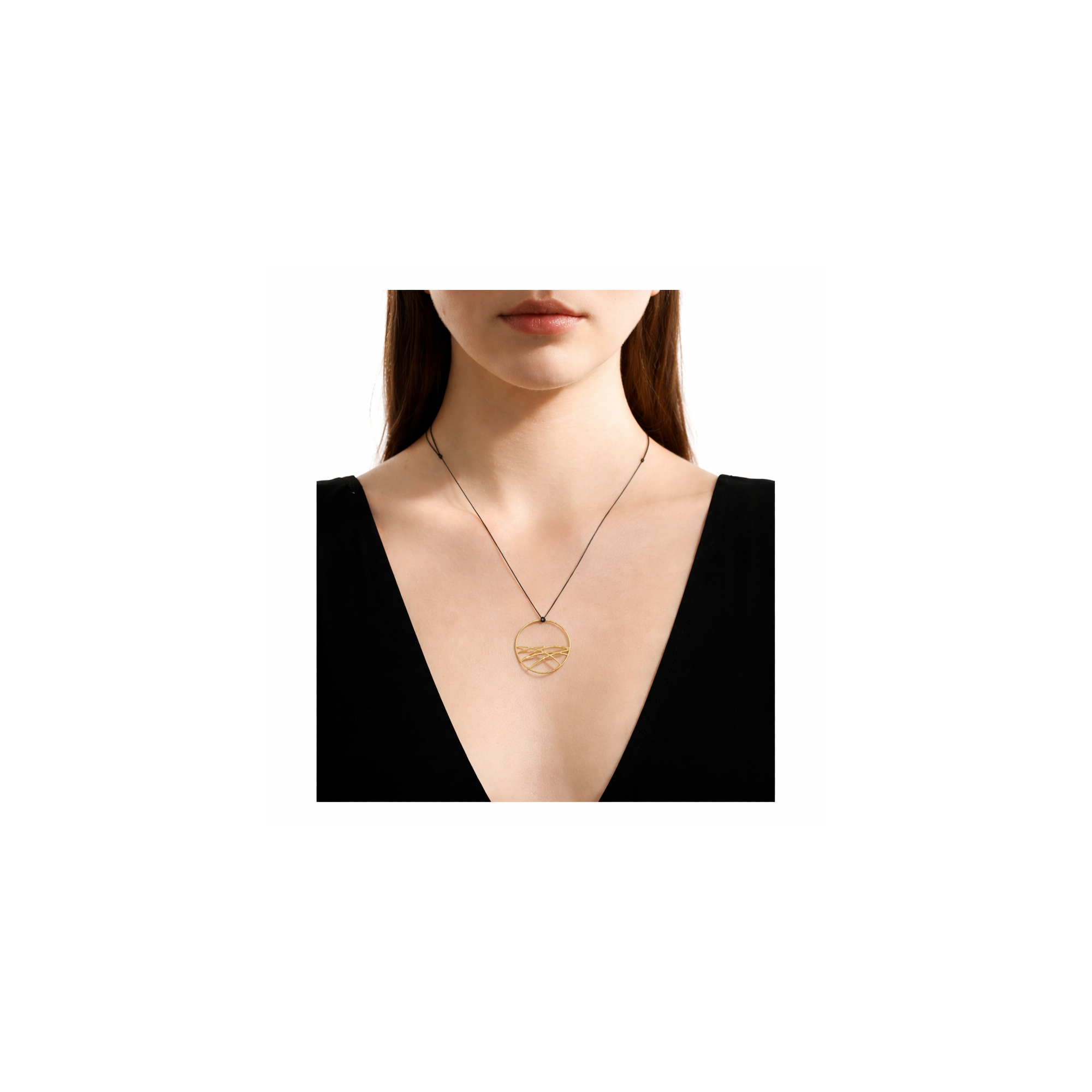 Pendentif plaqué or 18k - Wave portée par une femme