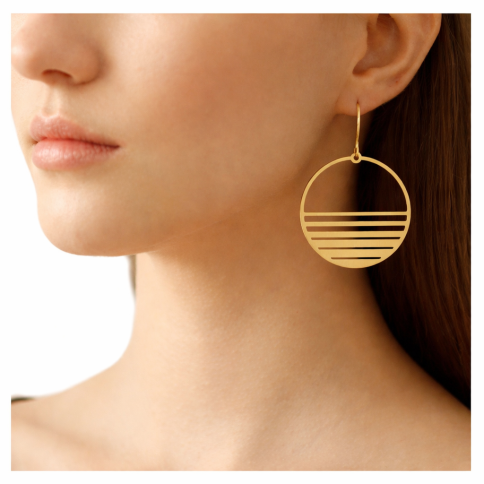 Boucles d'oreilles pendantes - Sunset A FUTURE PERFECT, portées par une femme