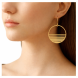 Boucles d'oreilles pendantes - Sunset A FUTURE PERFECT, portées par une femme