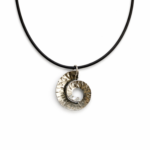 Pendentif plaqué argent antique Spirale POUPADOU, vu de face