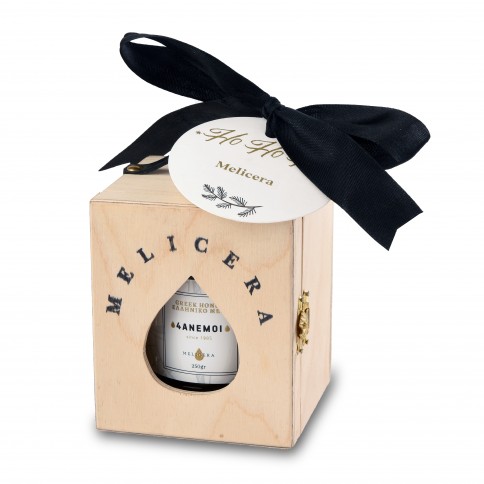 Coffret en bois Melicera avec du miel grec aux fleurs sauvage, 250g vu de face Coffret en bois Melicera avec du miel grec aux fleurs sauvage, 250g vu de face