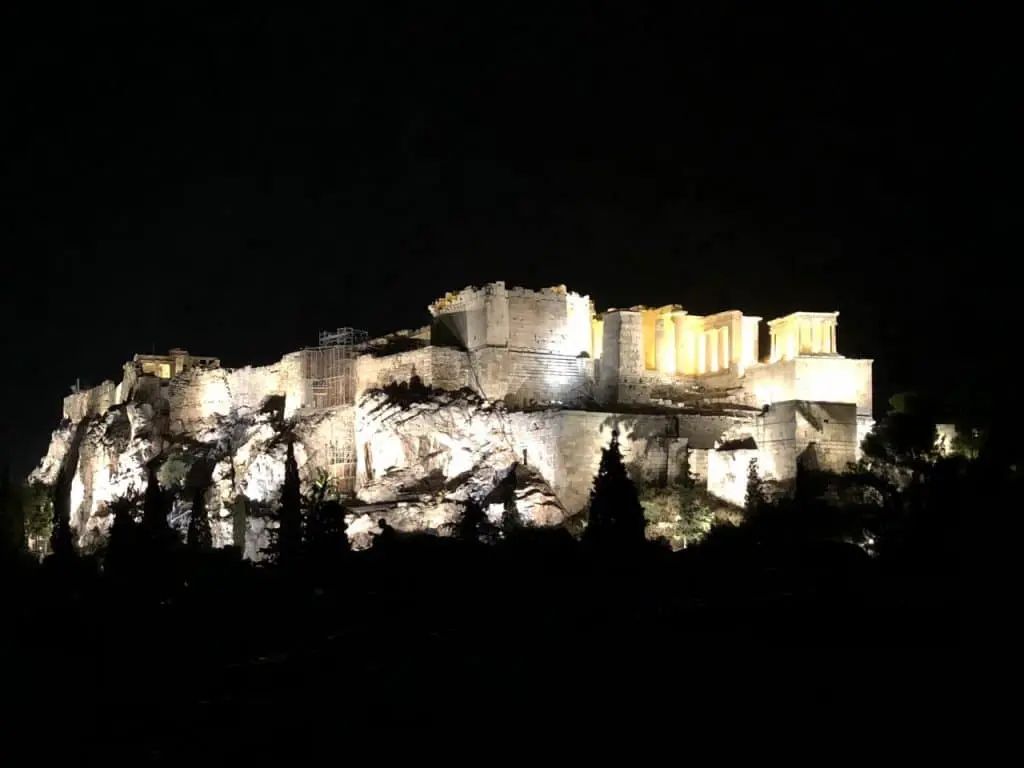 L'acropole vue de nuit à Athènes