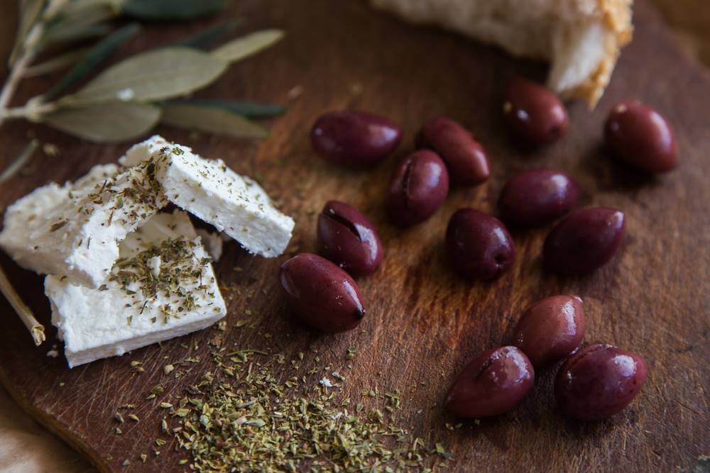 Olives grecques de Kalamata (Grèce) avec de la feta et de l'origan grec