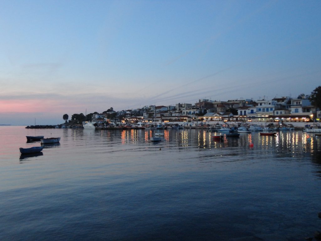 Égine lors du coucher de soleil