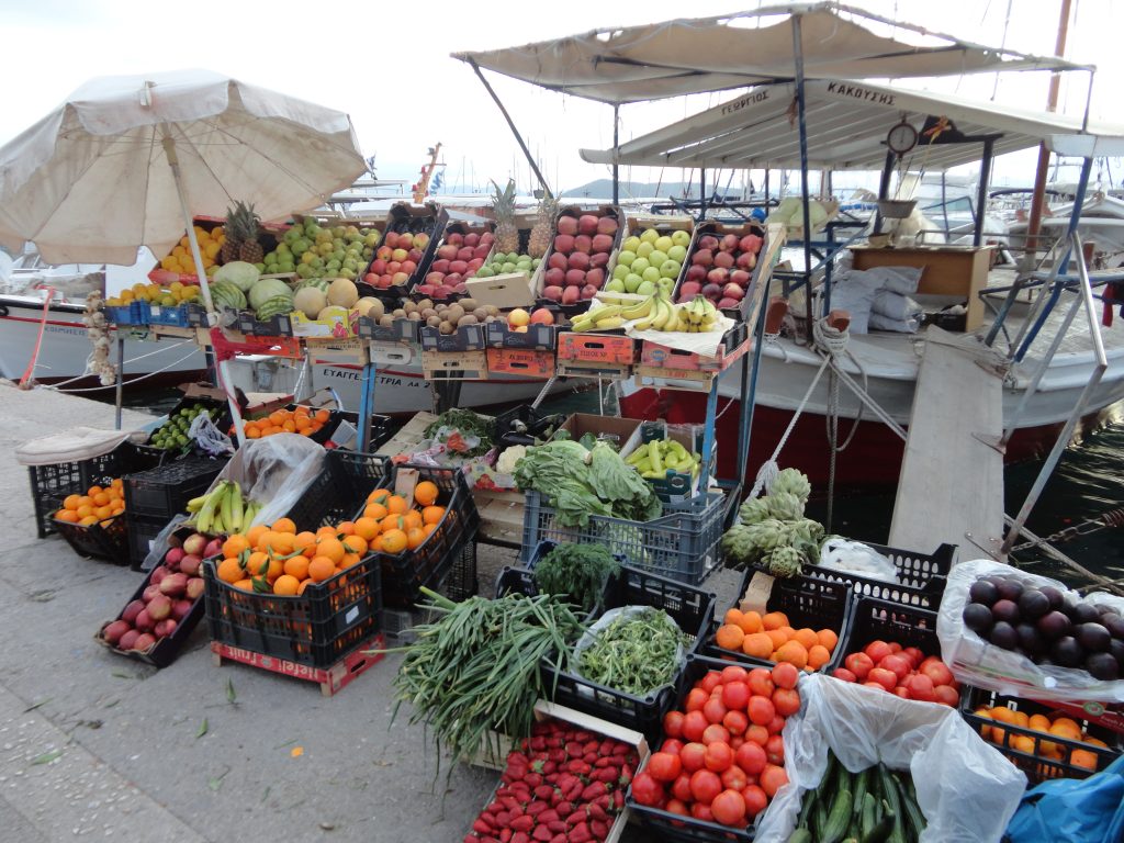 Marché volant de l'île d'Égine, en Grèce