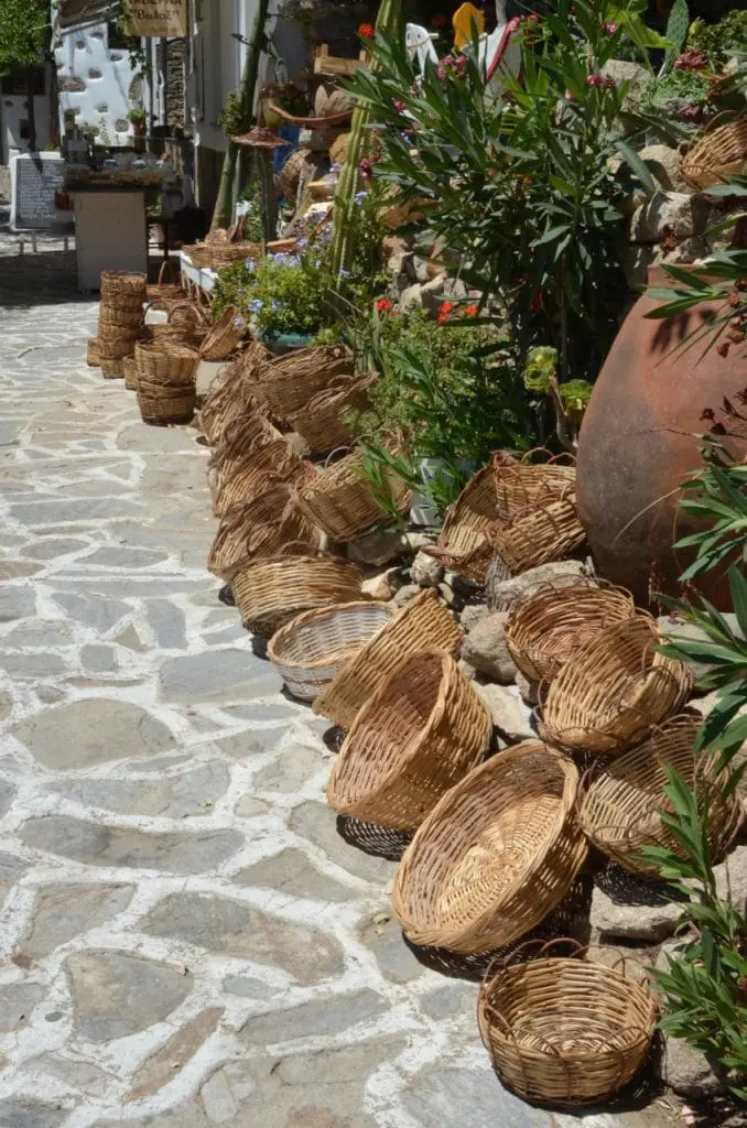 Marché de corbeilles en osier à Volax