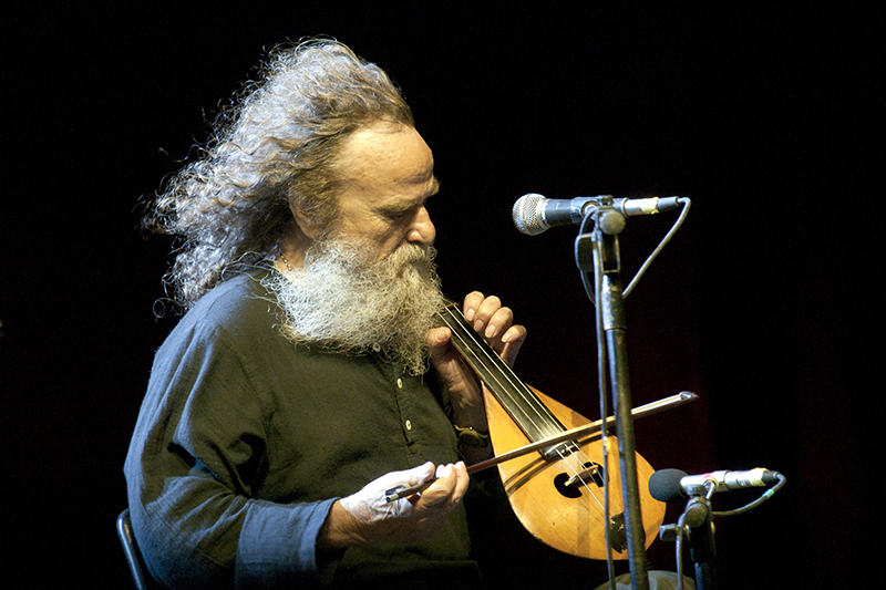 Psarantonis jouant de la lyre crétoise en Grèce