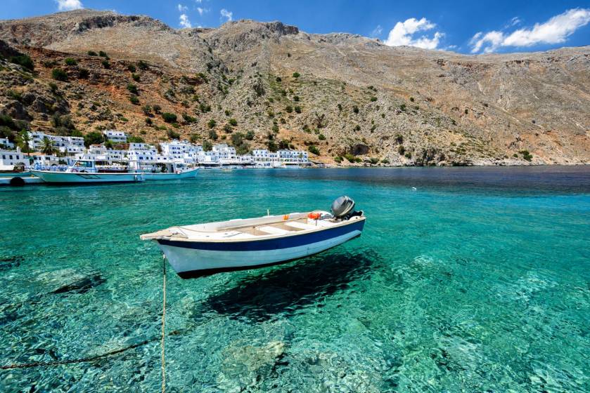 Loutro, bateau et mur turquoise dans un village de pêcheurs en Crète