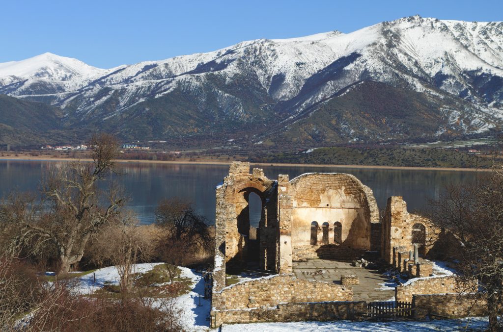 Lac de Prespes et église byzantine au nord de la Grèce