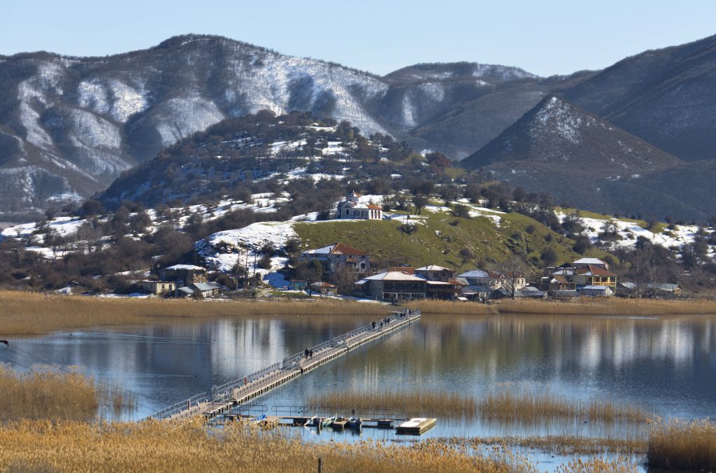 Vue sue le petit lac de Prespes et l'île d'Aghios Achilleios