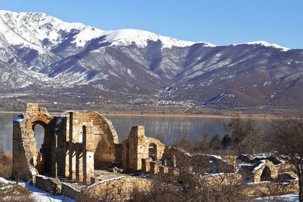 Vue du lac de Prespes dans le nord de la Grèce et église byzantine