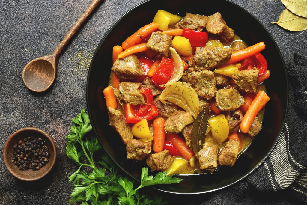 Poulet dans la casserole avec legumes photo