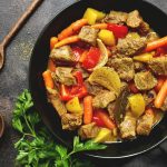 Poulet dans la casserole avec legumes photo