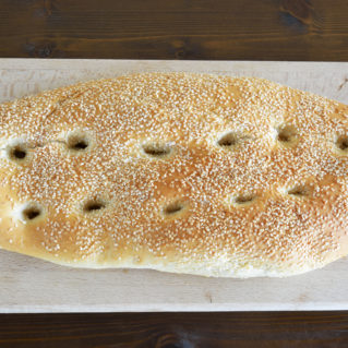Lagana, pain au sésame grec, vu de dessus