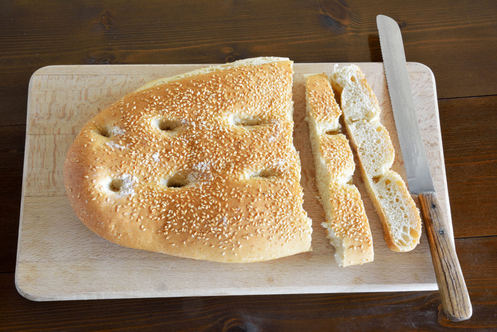 Lagana, pain au sésame grec tranché