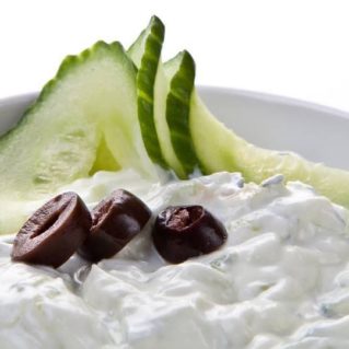 Tzatziki, célèbre salade grecque avec olives et concombre