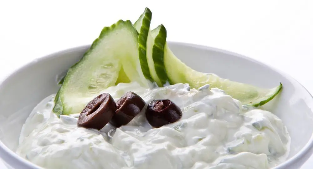 Tzatziki, célèbre salade grecque avec olives et concombre