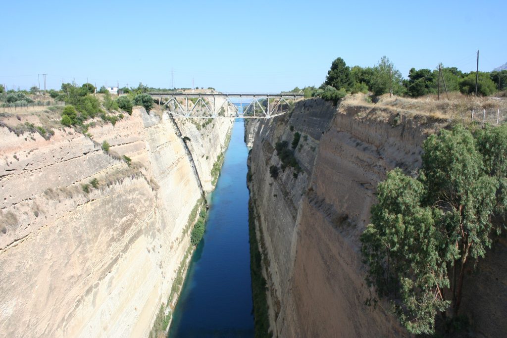 Le canal de Corinthe en Corinthie