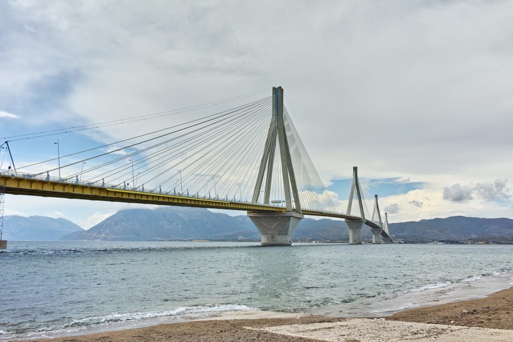Le pont Rio-Antirio à Patras dans le Péloponnèse