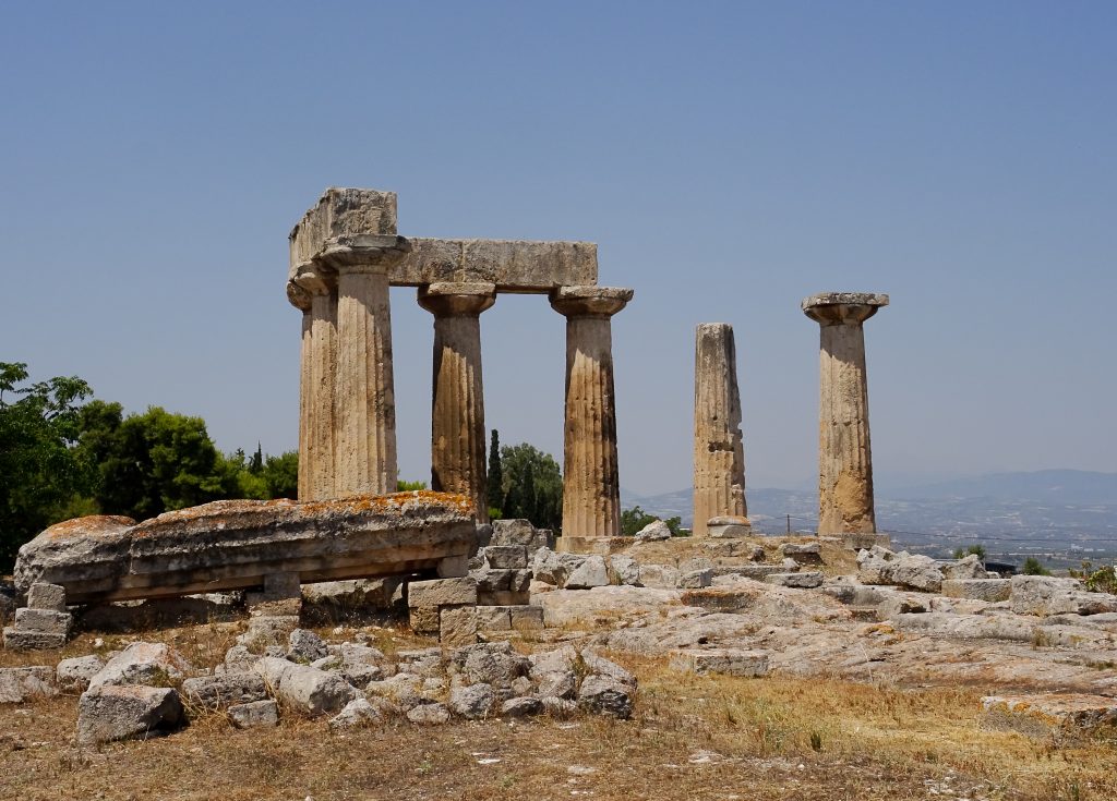Le temple d'Appolon à Corinthe dans le Péloponnèse