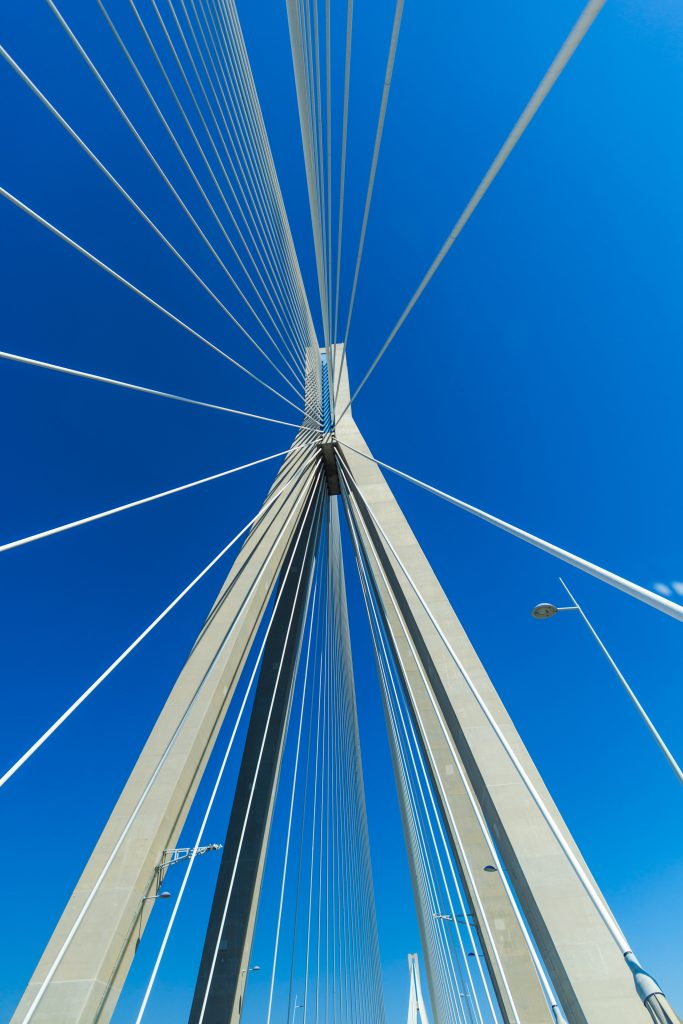 Vue du haut du pont Rio-Antirio dans le Peloponnèse