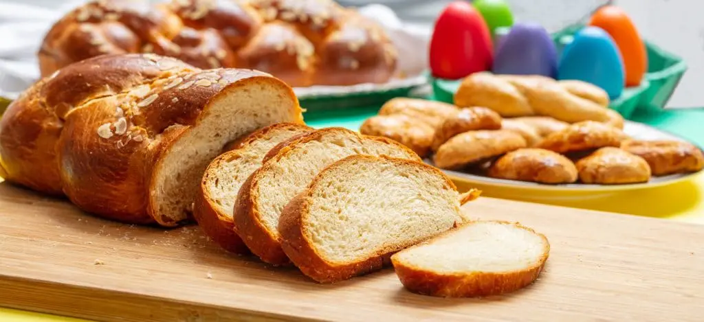 Tsouréki, brioche grecque tranchée