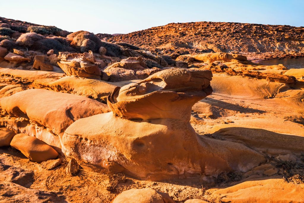 Dunes de sable doré et roches volcaniques sur l'île de Limnos