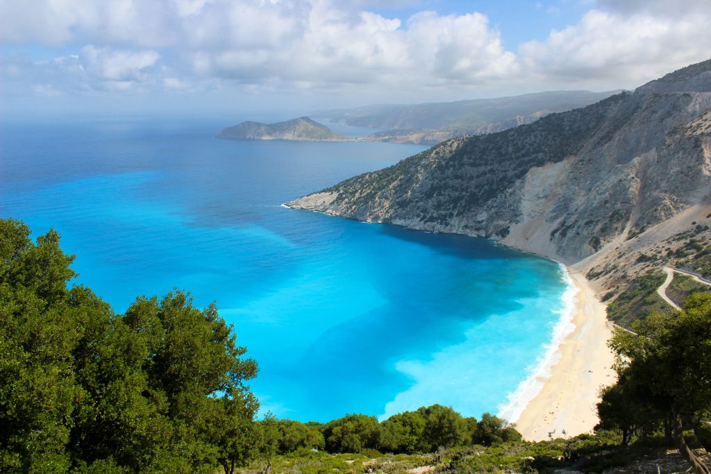 La plage Myrtos sur l'île de Céphalonie - vue panoramique