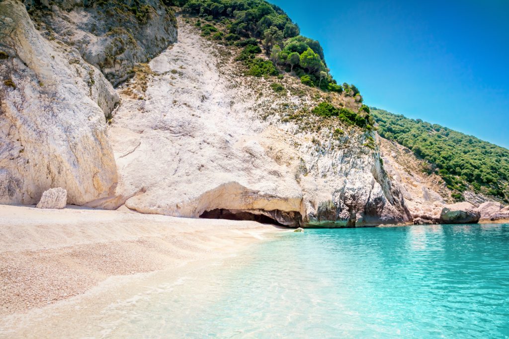 La plage Myrtos sur l'île ionienne de Céphalonie