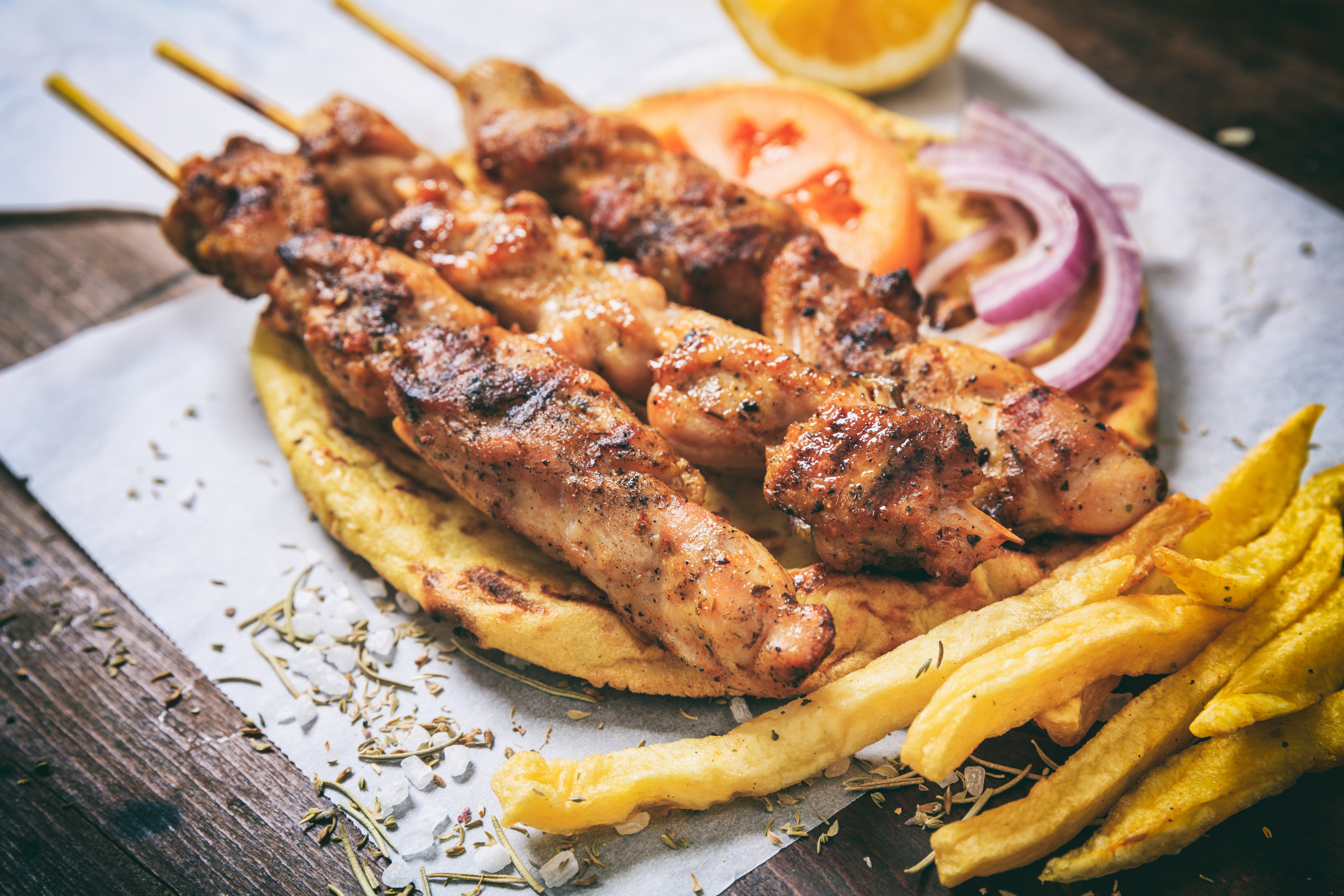 Pites pour souvlakia avec kalamakia et frites