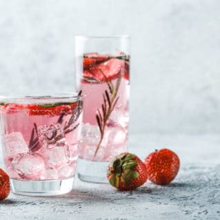Cocktail Pink Collins avec du gin et du soda au pamplemousse rose ThreeCents