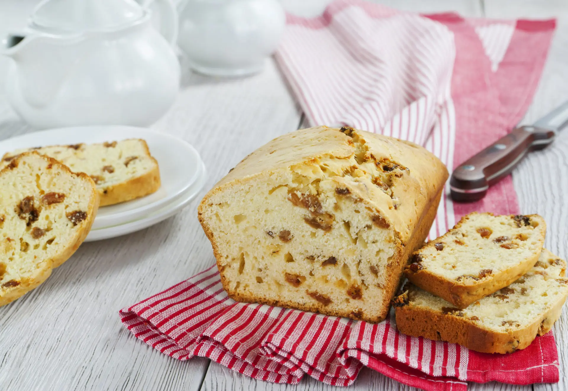 Raisin cake with olive oil