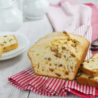 Raisin cake with olive oil