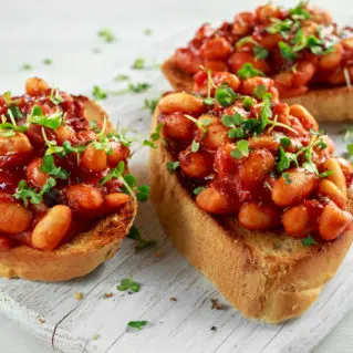 Dried white beans with tomato sauce or Fasolia Yahni