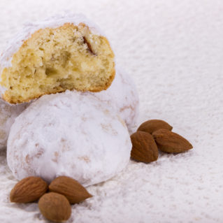 Kourabiedes avec des amandes gâteaux de Noël